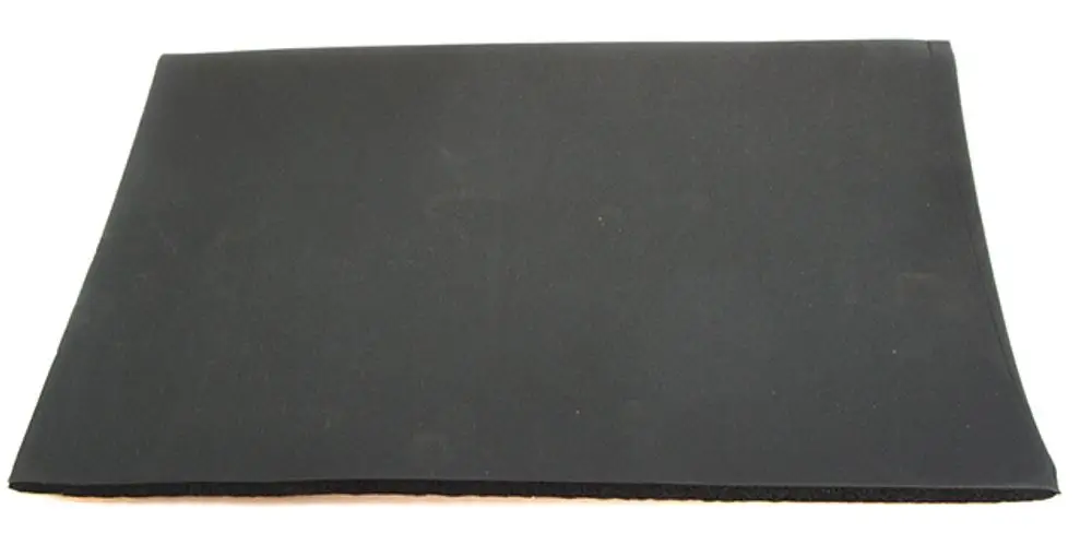 Schwarze Isolierfolie von Daikin, flache, flexible Oberfläche. Ideal zur Wärmedämmung in Heizungsanwendungen.